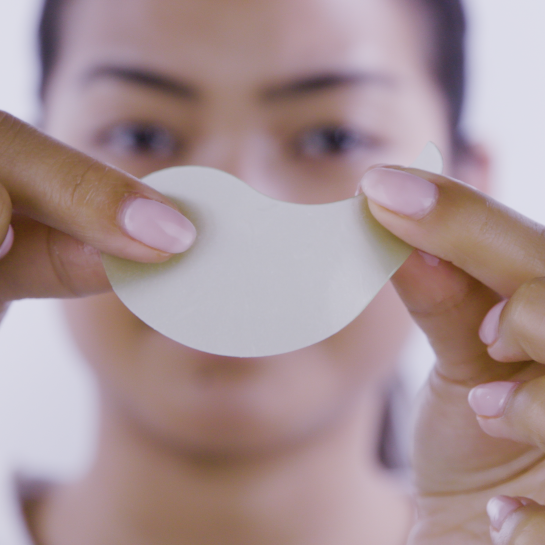 Single Pixi DetoxifEYE Depuffing Eye Patches in hand